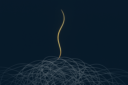 Ein tiefblauer Hintergrund mit einem chaotischen Knäuel aus dünnen, hellgrauen Linien am unteren Rand, aus dem sich eine einzelne, leuchtend goldene Linie elegant und klar nach oben erhebt.